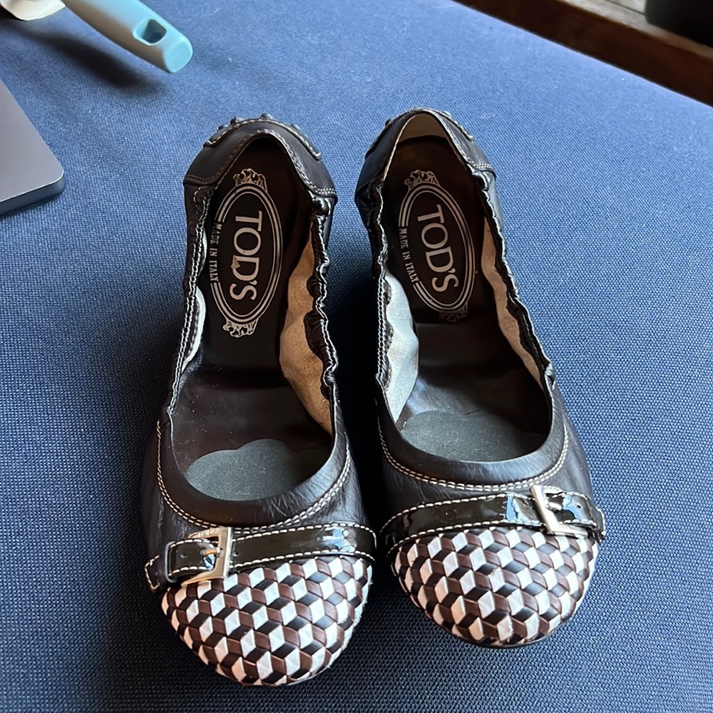 Tod’s Brown leather ballet flat with woven toe design